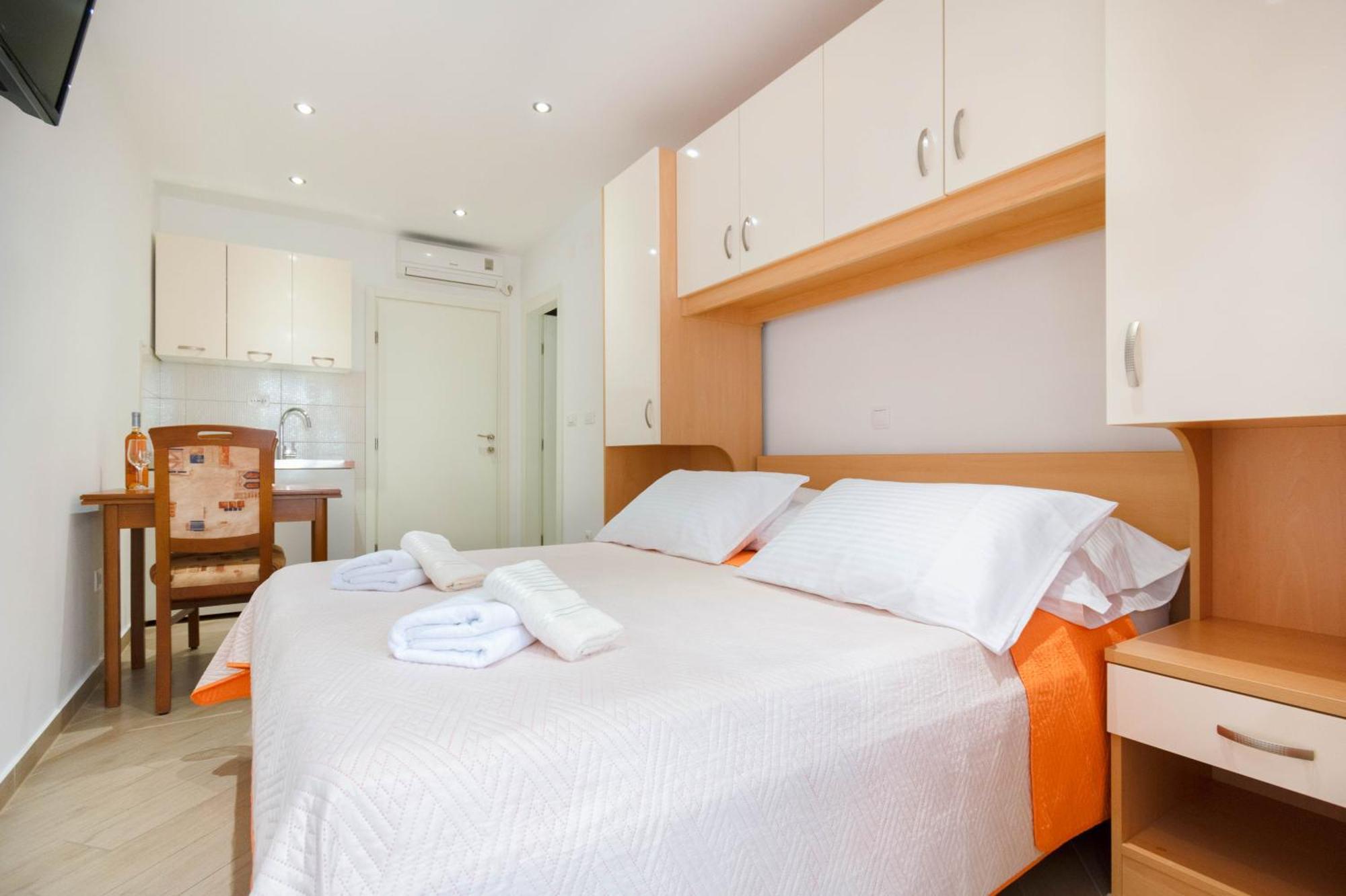 Studio Apartmani Dora Макарска Екстериор снимка