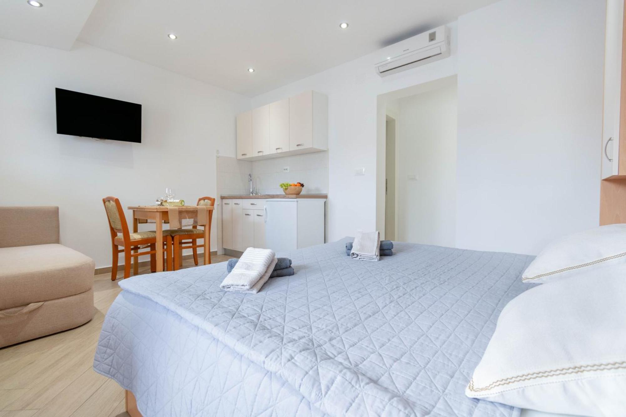 Studio Apartmani Dora Макарска Екстериор снимка