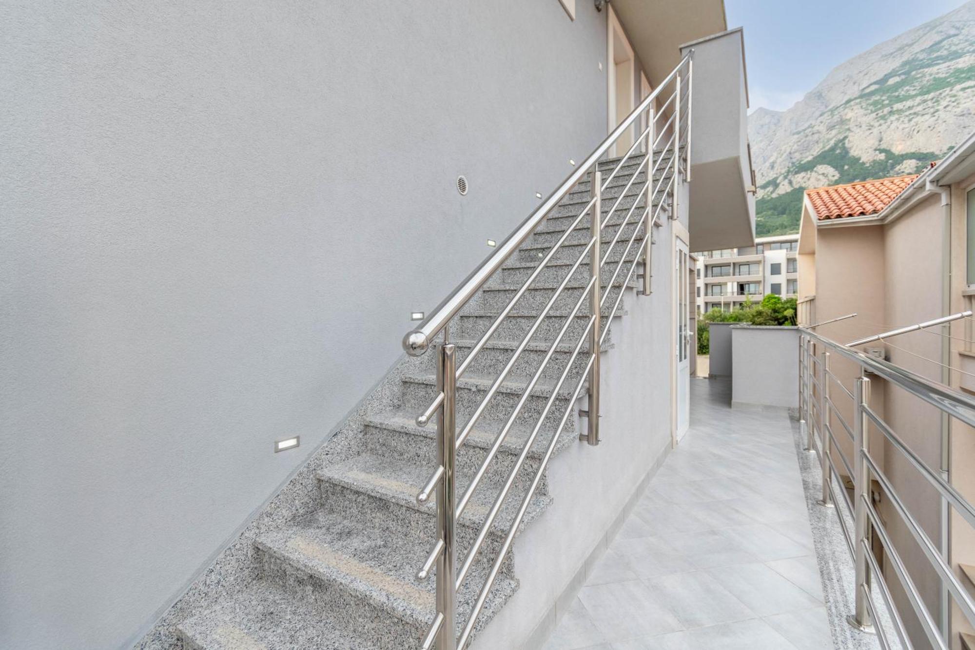 Studio Apartmani Dora Макарска Екстериор снимка