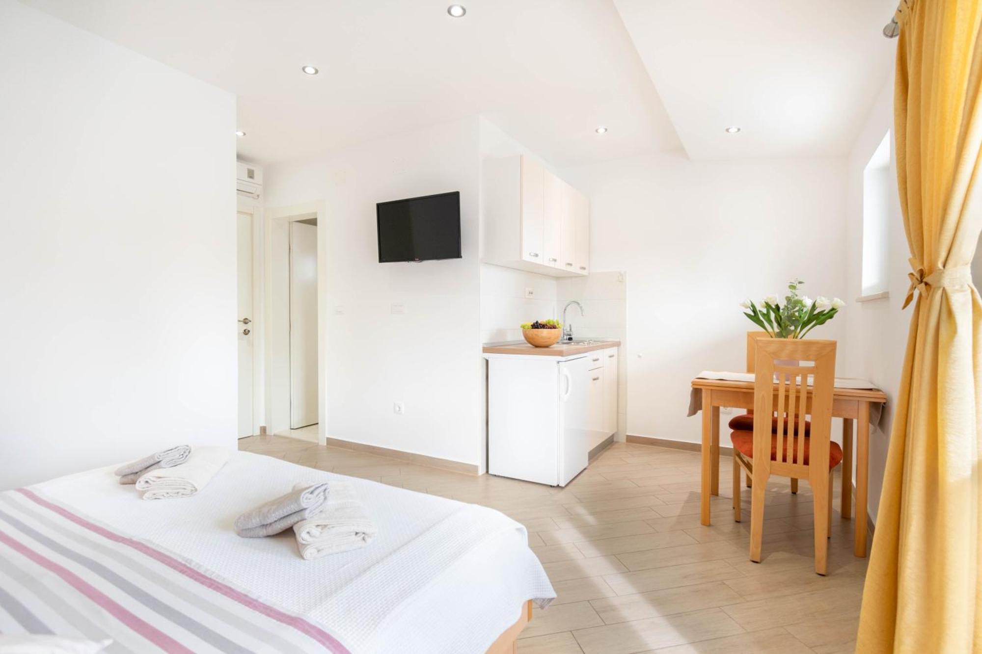 Studio Apartmani Dora Макарска Екстериор снимка