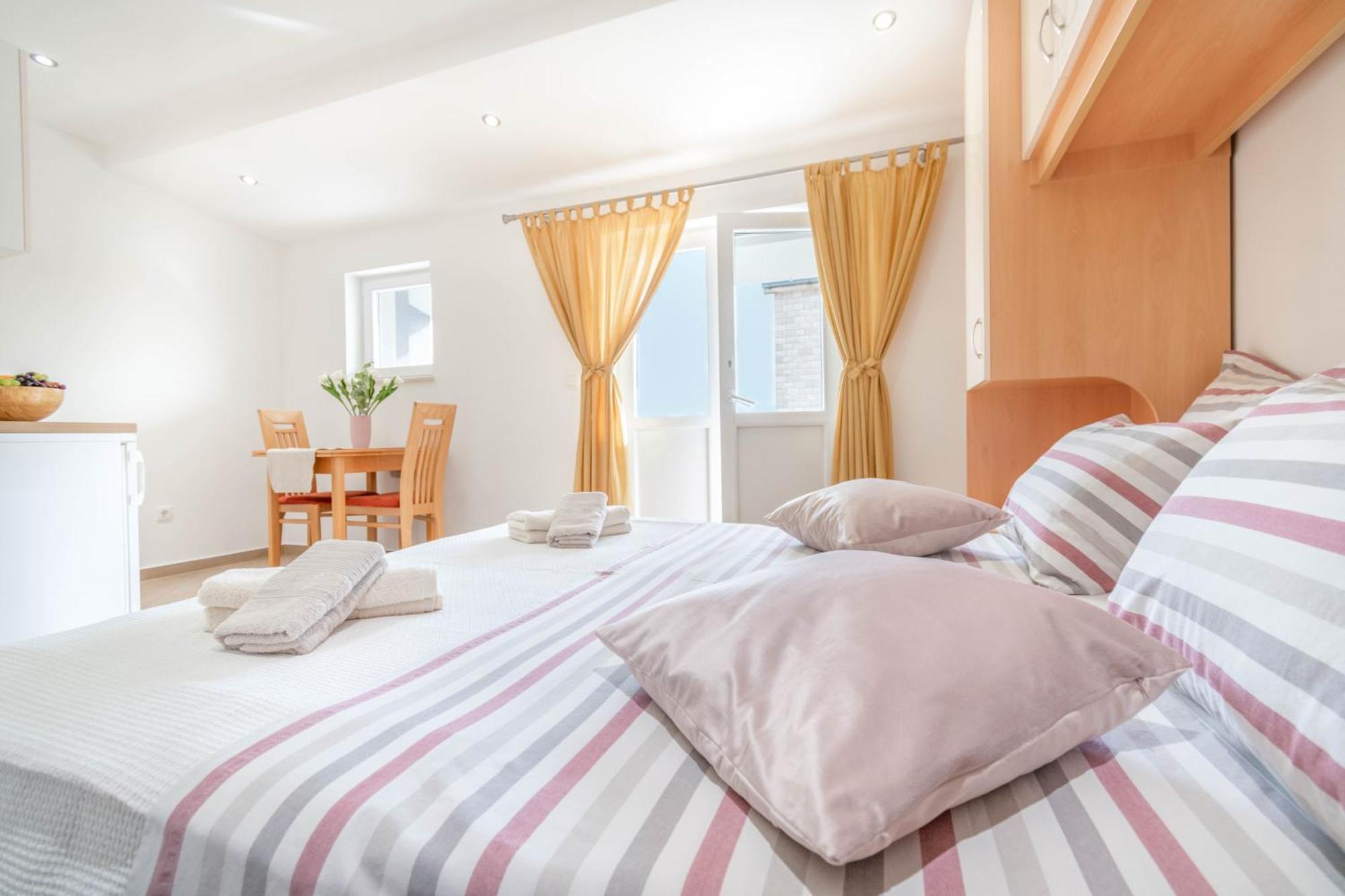 Studio Apartmani Dora Макарска Екстериор снимка