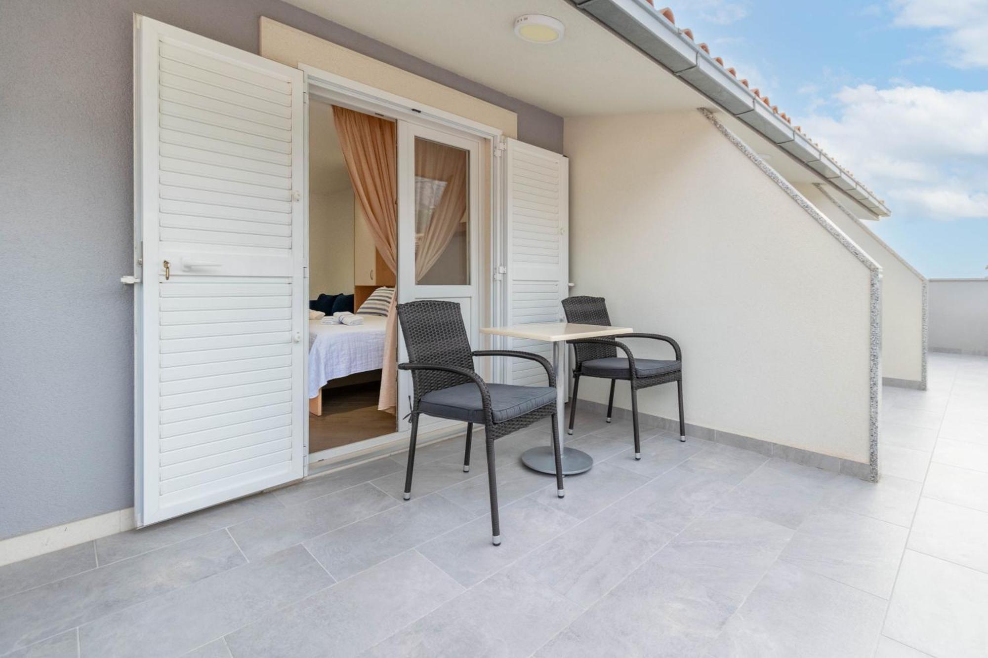 Studio Apartmani Dora Макарска Екстериор снимка