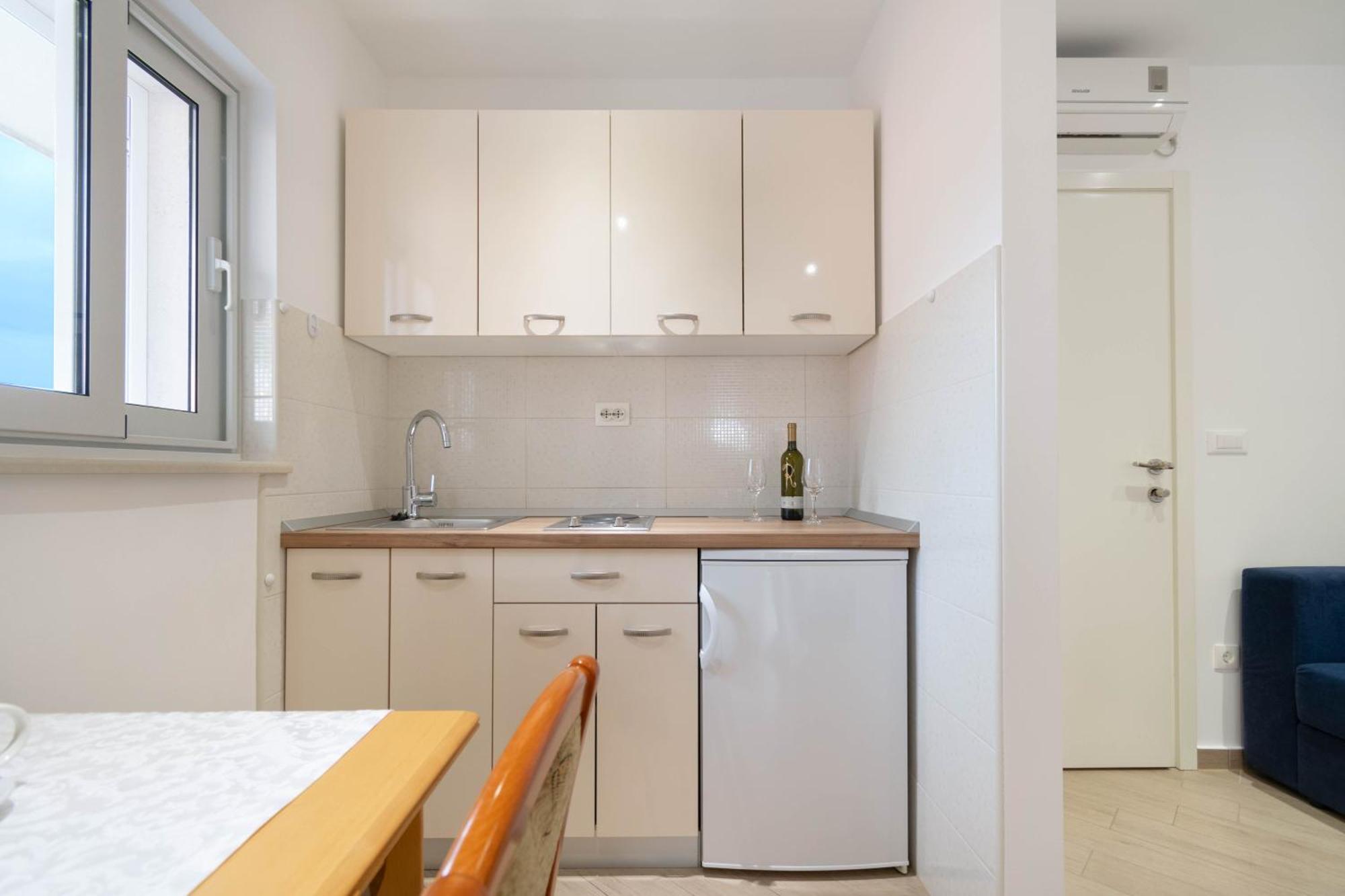 Studio Apartmani Dora Макарска Екстериор снимка