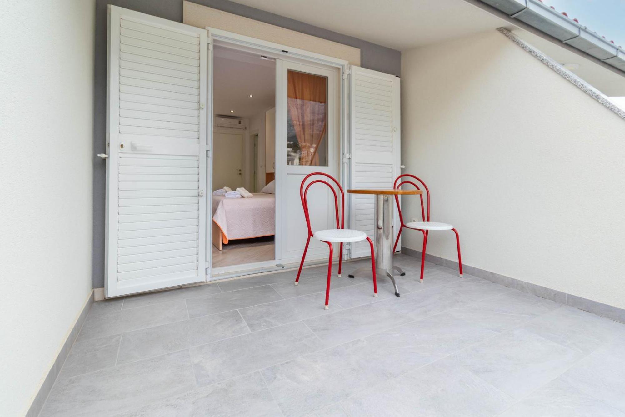 Studio Apartmani Dora Макарска Екстериор снимка