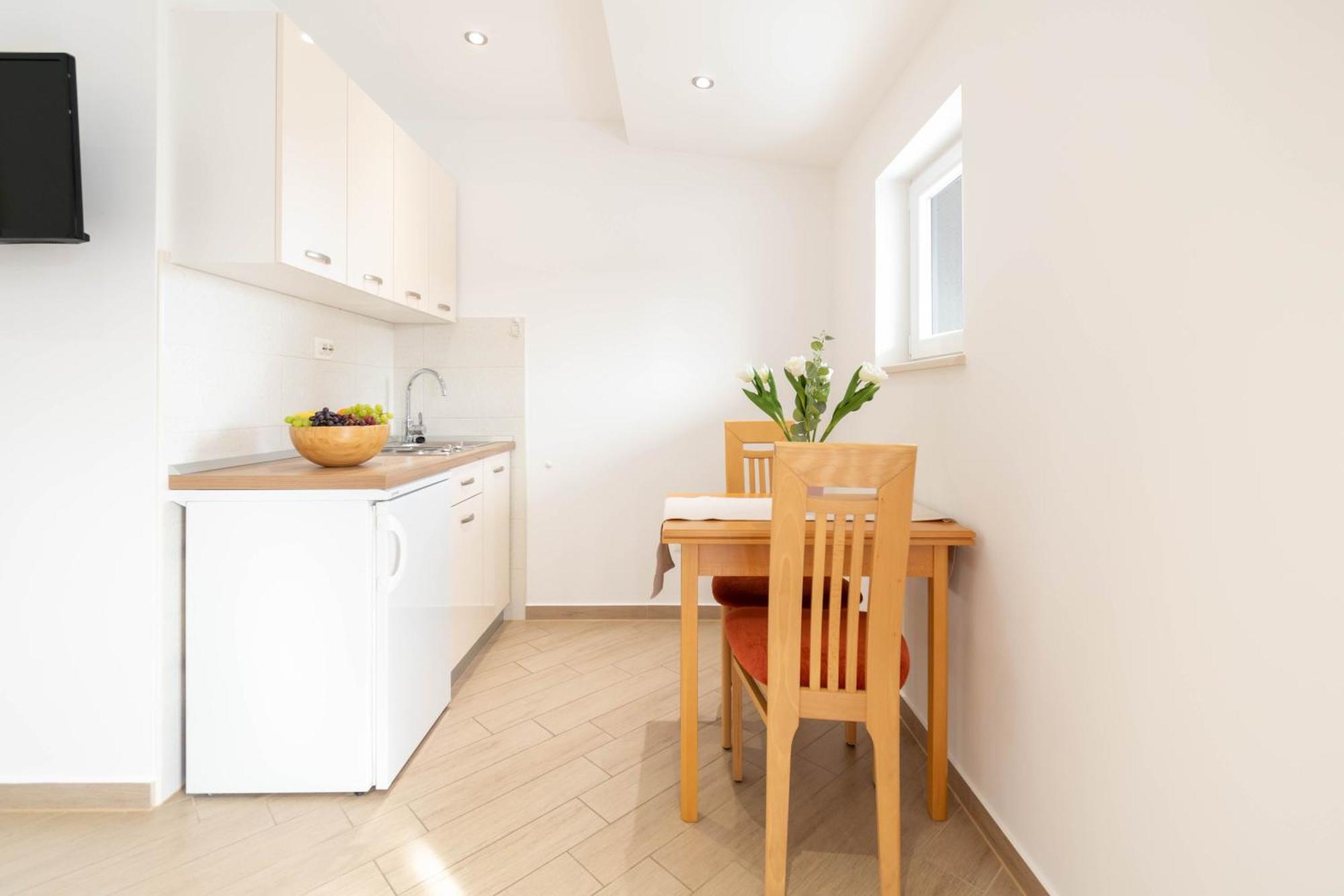 Studio Apartmani Dora Макарска Екстериор снимка