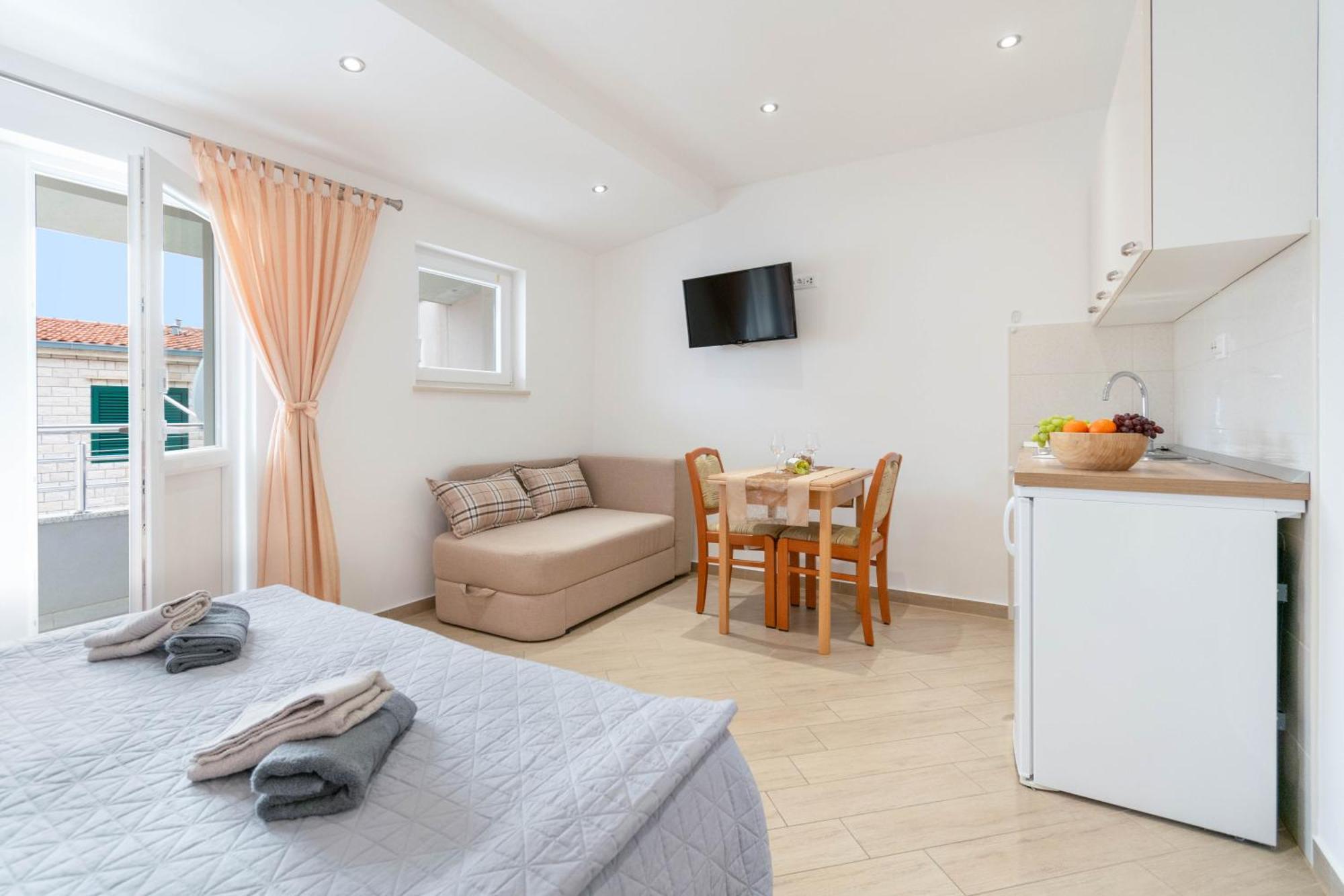 Studio Apartmani Dora Макарска Екстериор снимка
